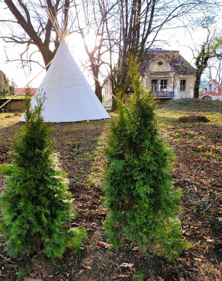 Chateau Moravany - Apartmany, Teepee A Wellness Ronov Nad Doubravou Exterior photo