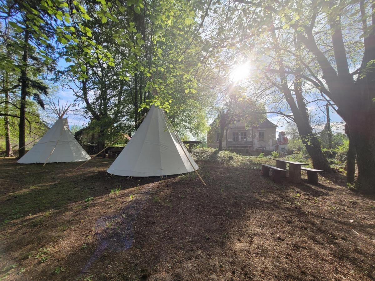 Chateau Moravany - Apartmany, Teepee A Wellness Ronov Nad Doubravou Exterior photo