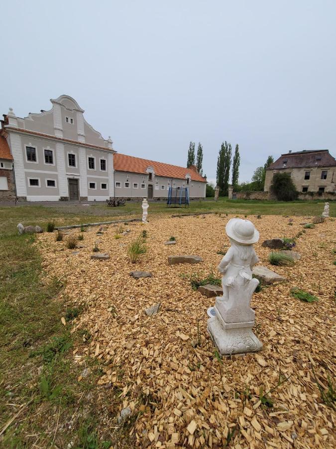 Chateau Moravany - Apartmany, Teepee A Wellness Ronov Nad Doubravou Exterior photo