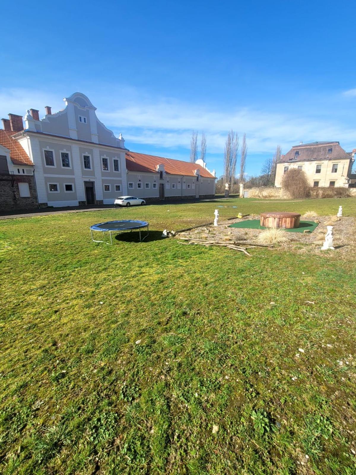 Chateau Moravany - Apartmany, Teepee A Wellness Ronov Nad Doubravou Exterior photo