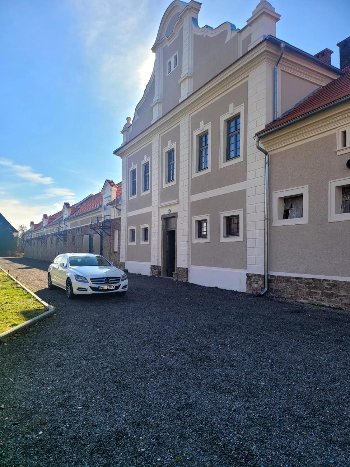 Chateau Moravany - Apartmany, Teepee A Wellness Ronov Nad Doubravou Exterior photo