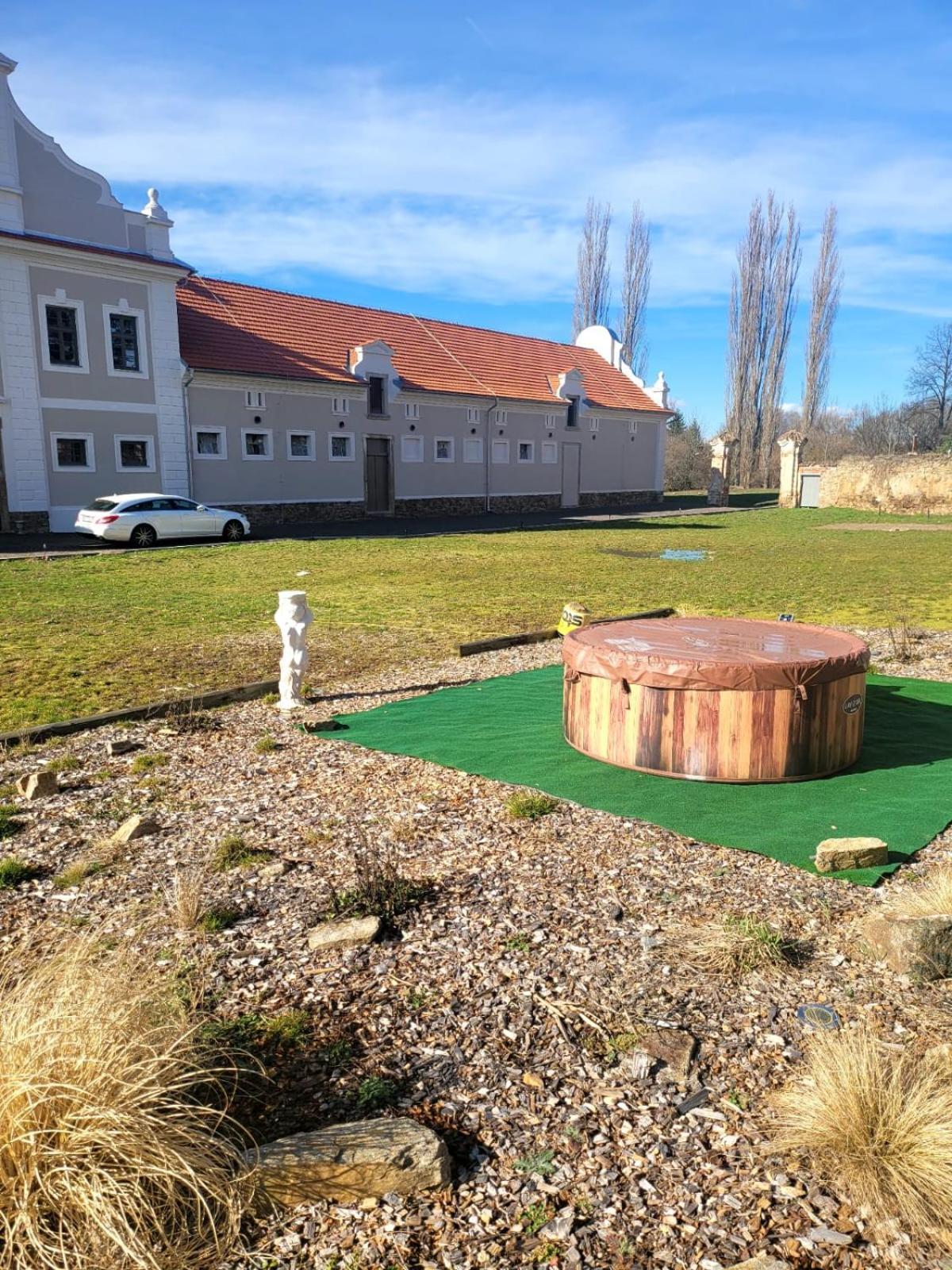 Chateau Moravany - Apartmany, Teepee A Wellness Ronov Nad Doubravou Exterior photo
