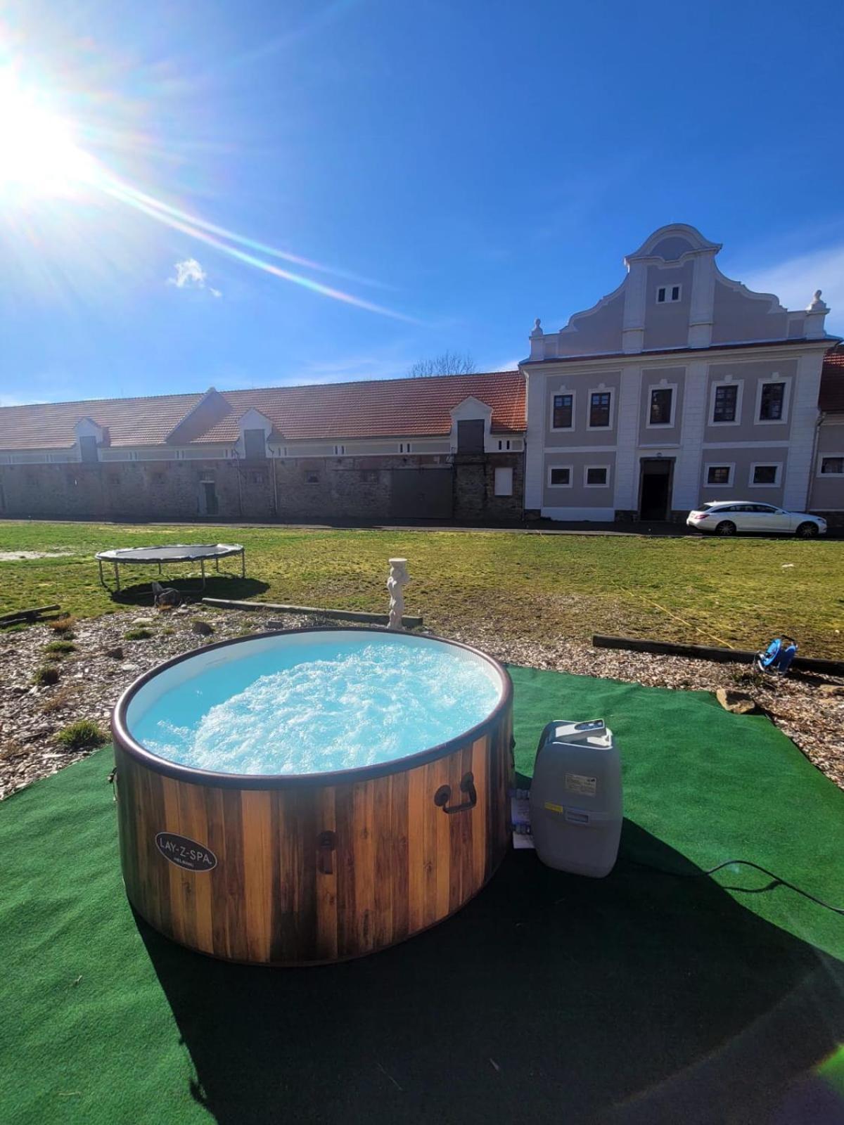 Chateau Moravany - Apartmany, Teepee A Wellness Ronov Nad Doubravou Exterior photo
